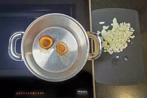 Zwiebeln auf dem Topfboden anbräunen.