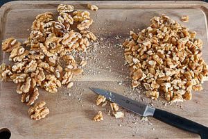 Walnüsse klein hacken.