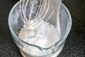 Eiweiß mit Salz steif schlagen.