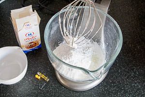 Puderzucker und Backaroma zugeben.