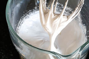 Schlagen bis sich Spitzen formen.