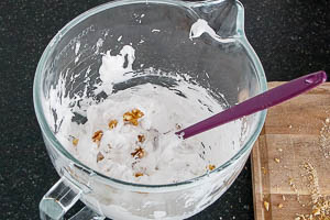 Walnüsse unterheben.