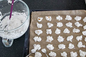 Makronen auf einem Backblech formen.