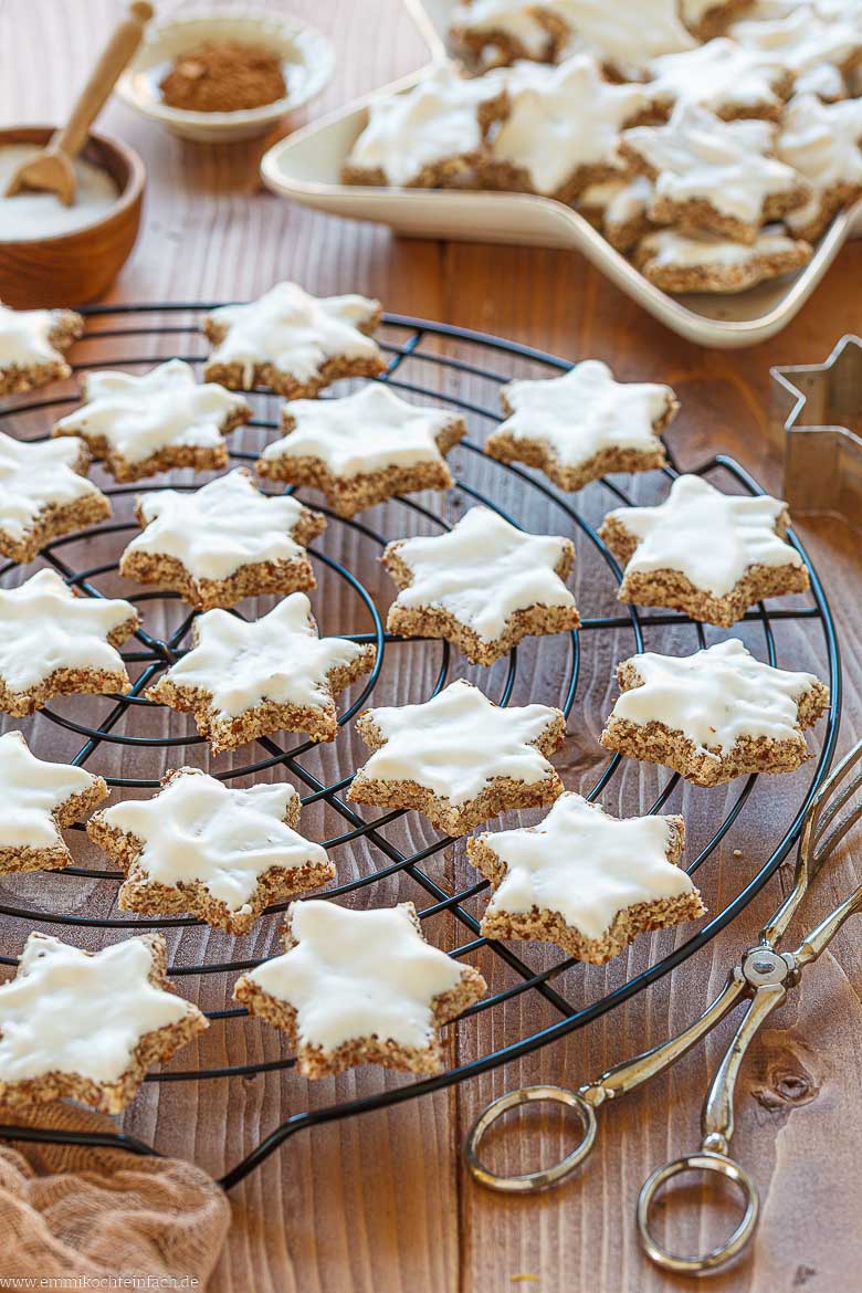 Auskühlen der Zimtsterne auf dem Gitter