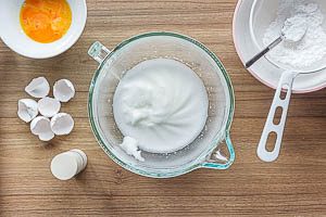 Eiweiß steif schlagen und Puderzucker sieben