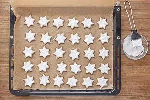 Plätzchen mit dem Eischnee bestreichen.