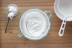 Puderzucker zum Eischnee geben.