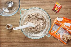 Mandeln, Vanillezucker und Zimt zugeben.