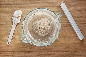 Teig zu einer Kugel formen.