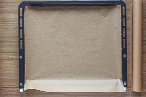 Backpapier auslegen.