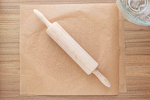 Teig zwischen zwei Blättern Backpapier ausrollen.