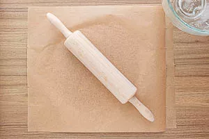 Teig zwischen zwei Blättern Backpapier ausrollen.