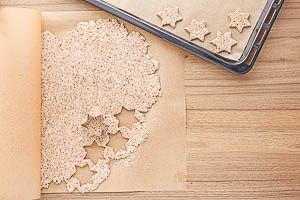 Teig mit sternförmigen Ausstecher ausstechen.