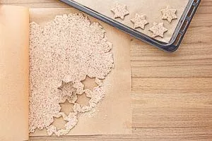 Teig mit sternförmigen Ausstecher ausstechen.