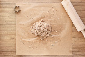 Reste des Teiges wieder ausrollen und ausstechen.