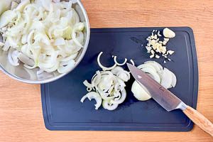 Zwiebeln und Knoblauch klein schneiden.