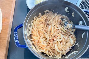Zwiebeln und Knoblauch in Butter karamellisieren.
