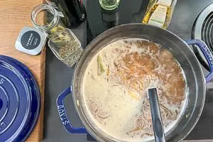 Mit Rinderfond aufgießen und würzen.