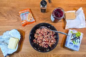 Füllung mit Nüssen, Marzipan und Preiselbeeren vermengen.