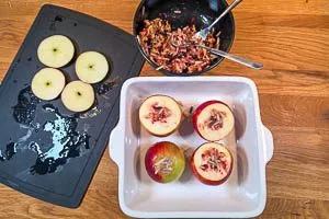 Äpfel mit der Füllung füllen.