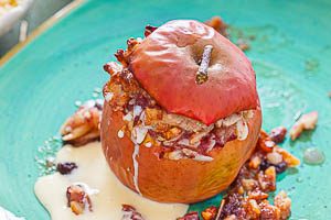 Fertig sind die Bratäpfel, bereit zum Servieren mit Vanillesoße.