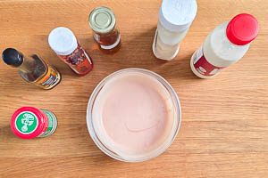 Alle Bestandteile der Sauce vermengen: Mayo, Ketchup, Sahne, Cognac, Worcester Sauce und Meerrettich