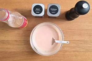 Mit Salz, Pfeffer, Paprikapulver und Orangensaft abschmecken.