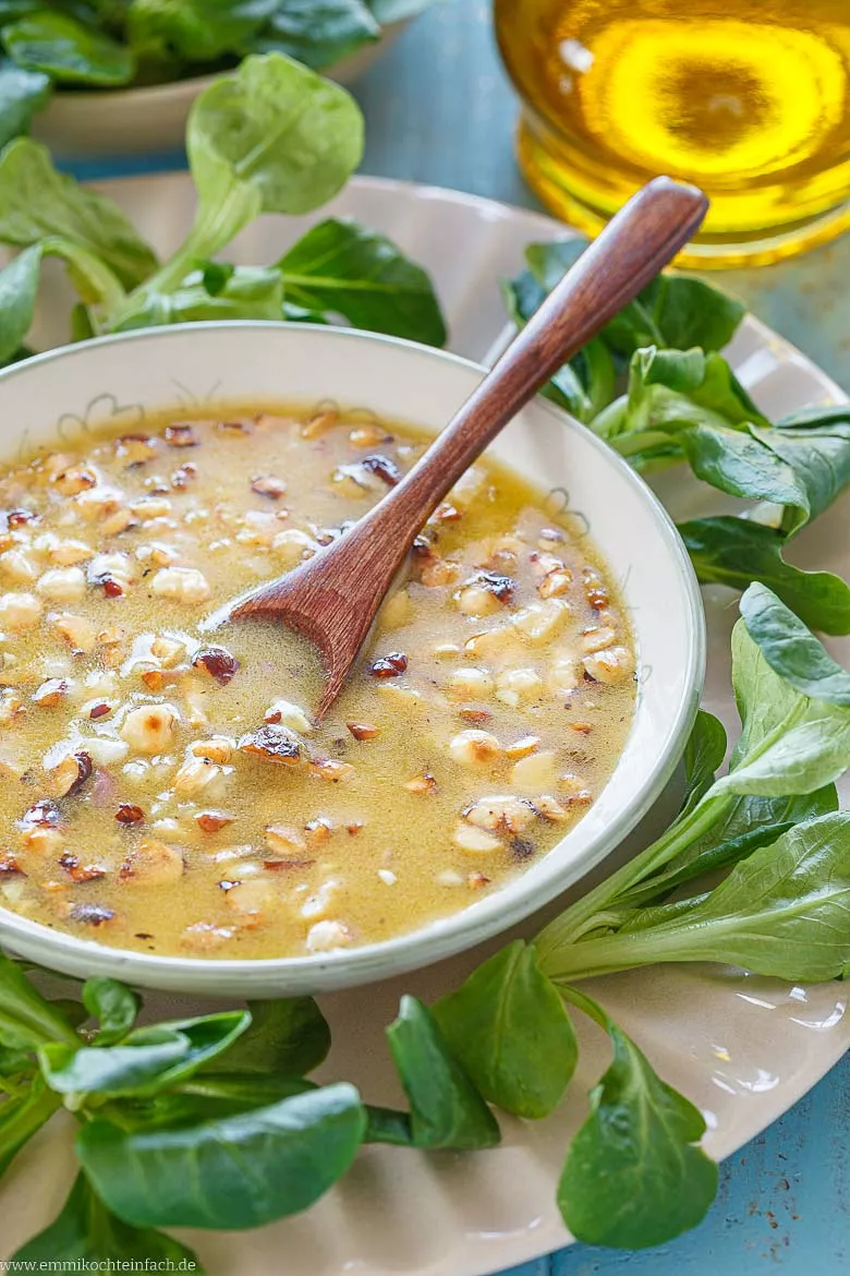 Feldsalat-Dressing mit Haselnüssen Feldsalat-Dressing mit Haselnüssen