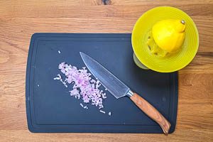 Schalotten schälen, würfeln und Zitronensaft auspressen