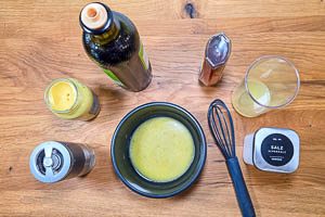 Olivenöl, Zitronensaft, Honig, Dijon Senf, Salz und schwarzen Pfeffer in einer Schüssel verrühren