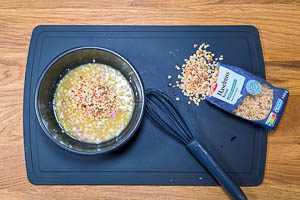 Zwiebelwürfel und gehackte Haselnüsse dazugeben