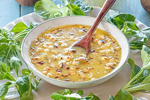 Dressing zu Feldsalat servieren