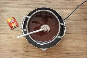 Bourbon-Vanillezucker dazugeben und verrühren