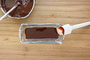 Schokocreme in die Kastenform geben und glattstreichen