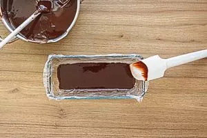 Schokocreme in die Kastenform geben und glattstreichen