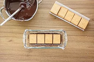 Butterkekse auf die Schokolade geben