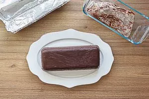 kalten Hund zum servieren vorsichtig Stürzen und Frischhaltefolie abziehen. Anschließend in Scheiben schneiden