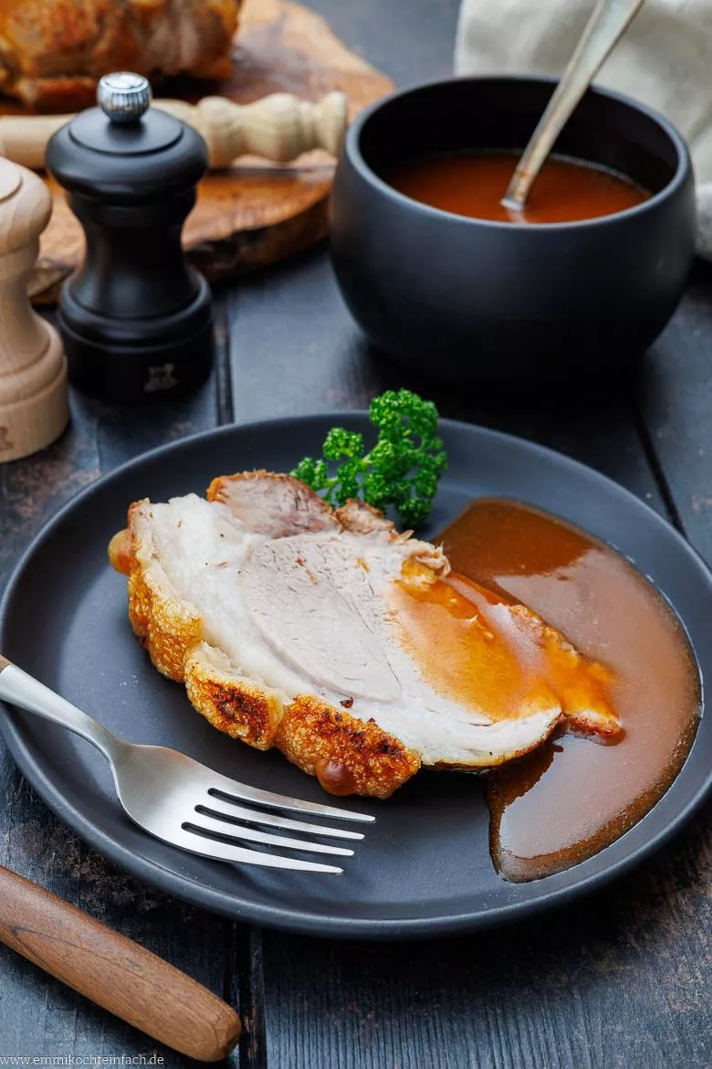 Krustenbraten mit leckerer brauner Soße.