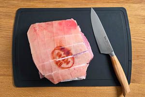 Krustenbraten quadratförmig einschneiden