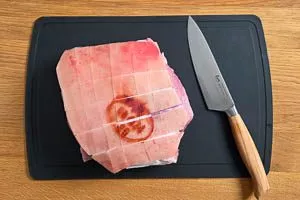 Krustenbraten quadratförmig einschneiden