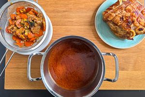 Flüssigkeit durch ein Sieb gießen und auffangen