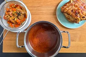 Flüssigkeit durch ein Sieb gießen und auffangen