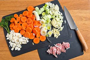 Gemüse und Speck vorbereiten