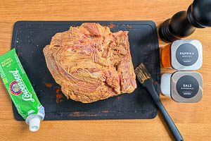 Braten würzen und mit Senf einstreichen