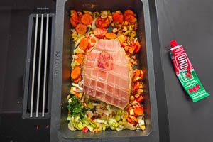 Gemüse und Tomatenmark zugeben