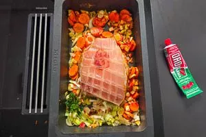 Gemüse und Tomatenmark zugeben