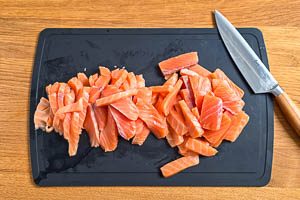 Lachs in dünne Scheiben schneiden