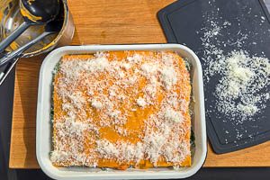 Lasagneplatten, Soße, Frischkäse-Spinat-Creme und Fisch abwechselnd schichten