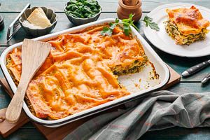 Lachs-Spinat-Lasagne warm servieren