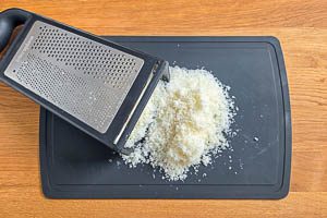 Parmesan fein reiben